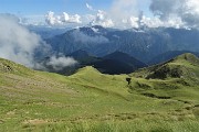 79 Vista sul sottostante  Monte Avaro ed oltre